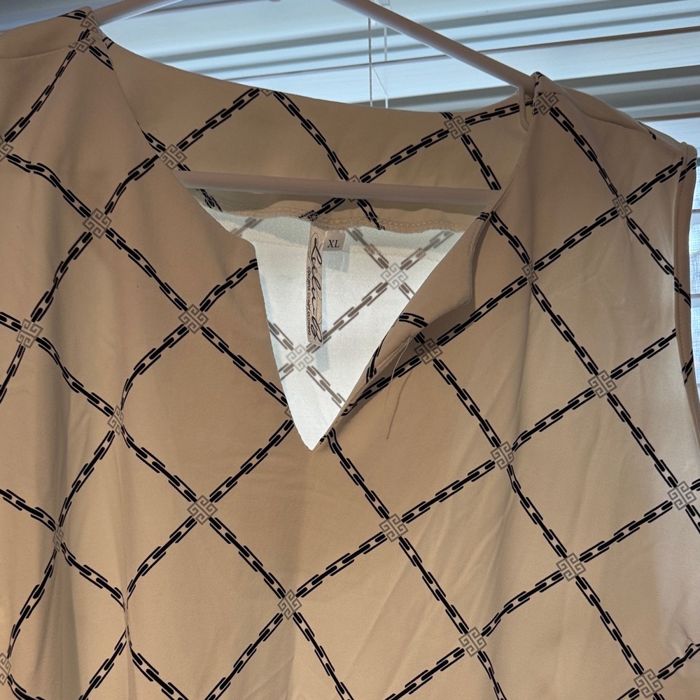 Lulu B Sleeveless Beige & Black Chain-Print Blouse